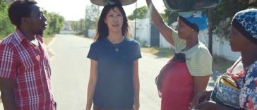 English video lesson: carrying things on heads. Listening comprehension, vocabulary, grammar: questions with can and do